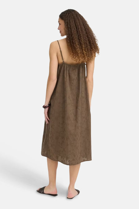 Bruin mouwloos kleedje van Fransa® met subtiel patroon, elastische taille, dunne bandjes, achterkant weergegeven, model draagt zwarte sandalen