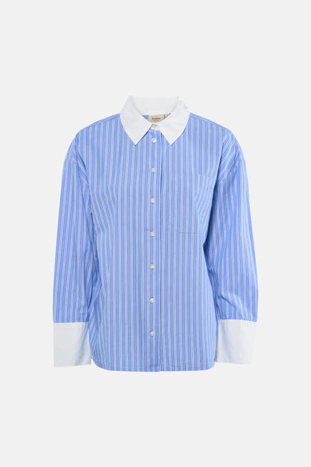 Chemise bleue à manches longues de Fransa, avec rayures verticales blanches et col et poignets blancs.