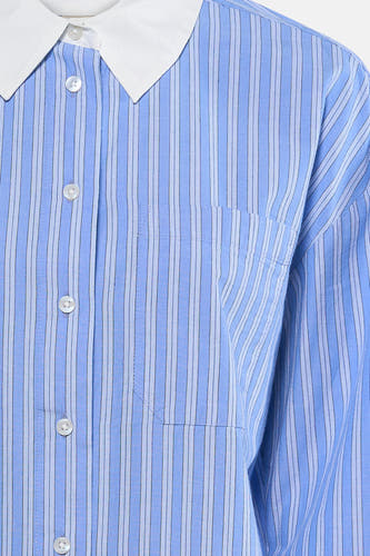 Chemise bleue à rayures à manches longues de Fransa, avec col blanc, fermeture boutonnée et poche poitrine.