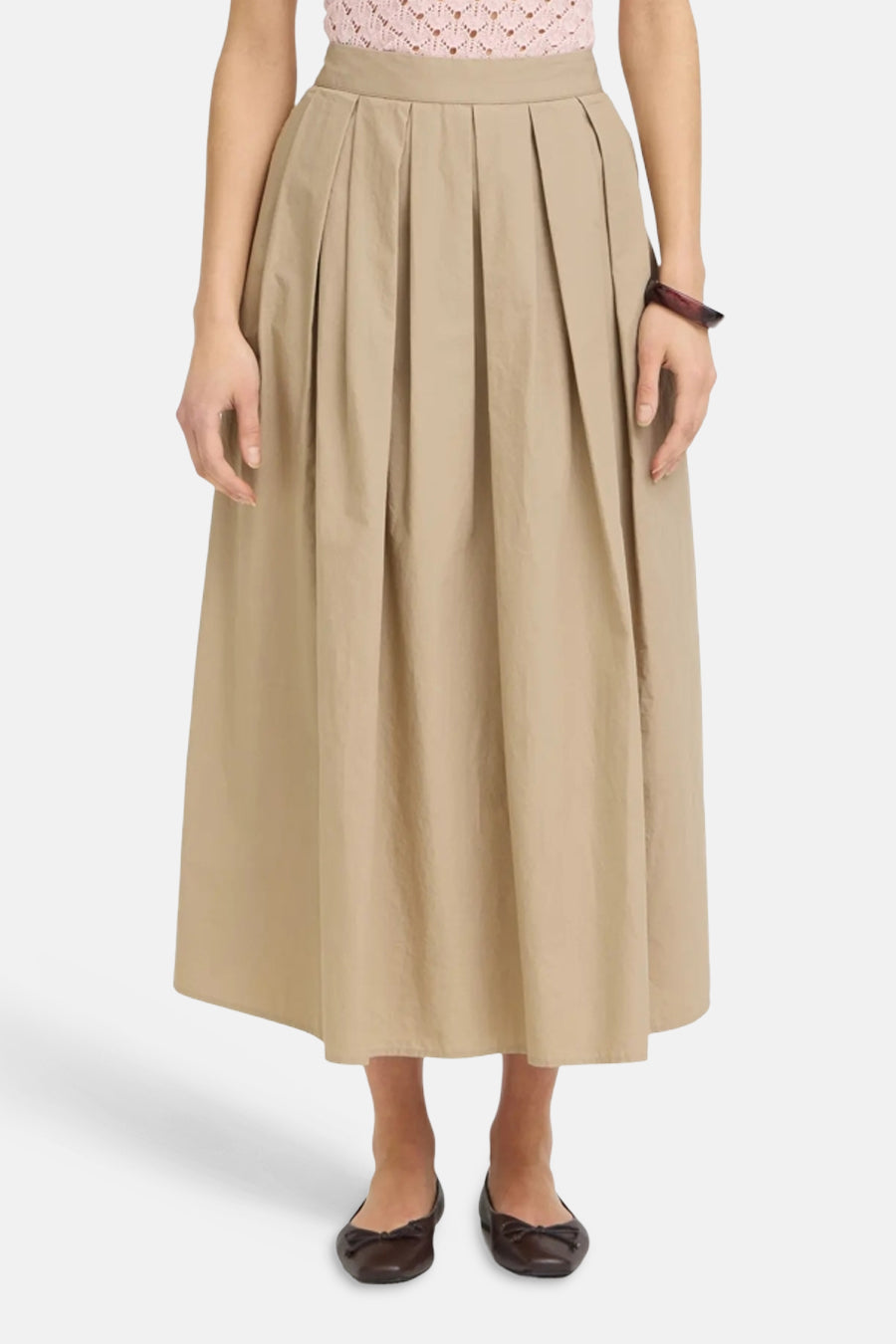 Bruine lange rok van Fransa® met plooien, gladde stof, front view, gedragen met roze kanten top en bruine schoenen