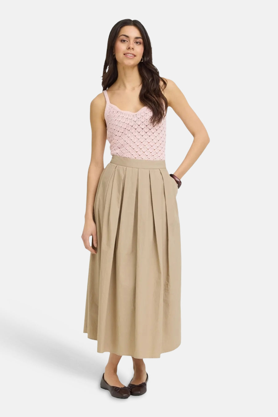 Bruine lange rok van Fransa® met gerimpelde zoom, gedragen met roze gehaakte top en bruine schoenen, front view