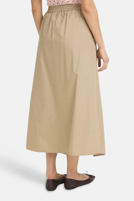 Bruine lange rok van Fransa® met elastische taille, gladde stof, achterzijde weergave, gedragen met roze top en bruine ballerina's
