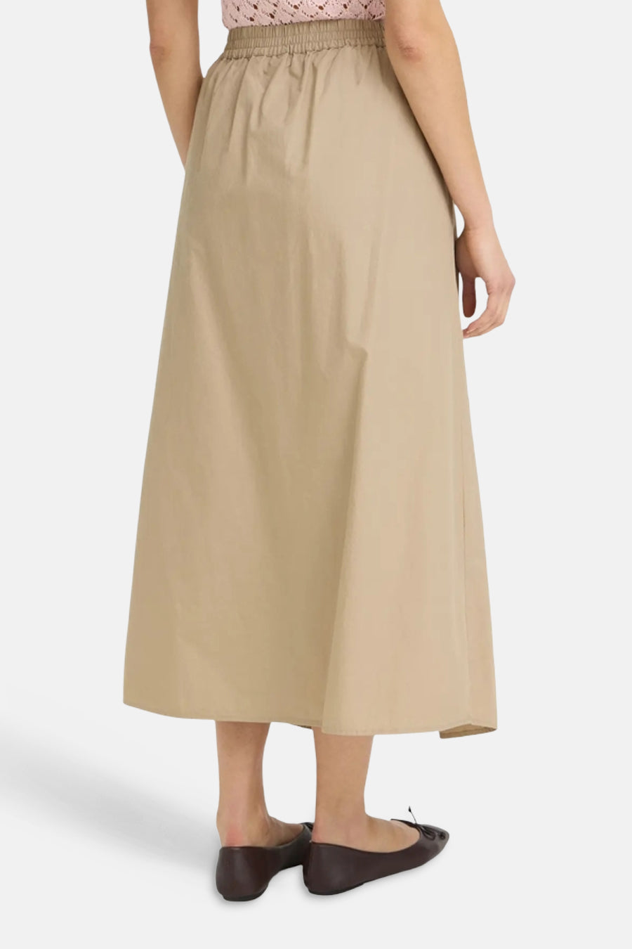 Bruine lange rok van Fransa® met elastische taille, gladde stof, achterzijde weergave, gedragen met roze top en bruine ballerina's