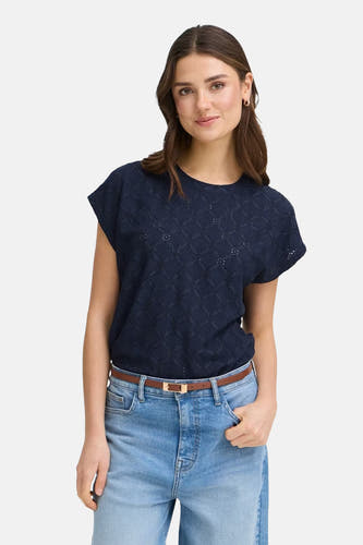 T-shirt bleu à manches courtes de Fransa, avec un motif subtil. La femme porte un jean avec une ceinture et des chaussures marron.