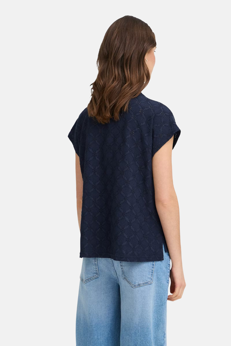 T-shirt bleu à manches courtes de Fransa, avec un motif de losanges fins et un jean large.