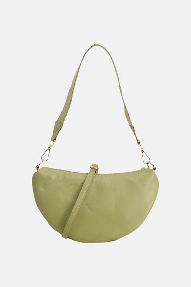 Sac bandoulière vert Access® avec texture structurée, forme demi-lune et bandoulière perforée.