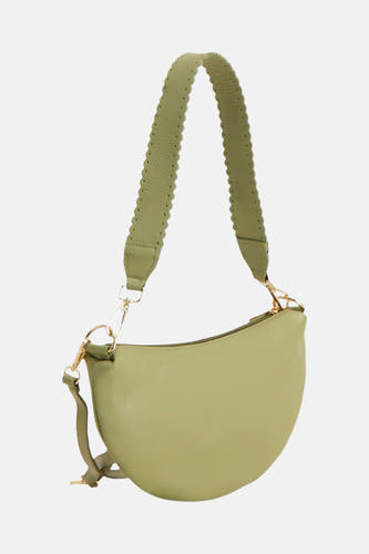 Sac bandoulière en cuir vert Access® avec bandoulière festonnée et perforée et ferrures dorées.