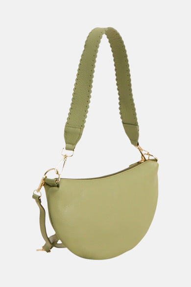 Sac bandoulière en cuir vert Access® avec bandoulière festonnée et perforée et ferrures dorées.