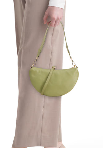 Sac bandoulière demi-lune en cuir vert Access® avec sangle décorativement cousue et fermoirs dorés.