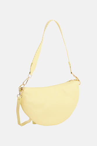 Sac bandoulière jaune en matière texturée d'Access® avec une forme de demi-lune et des ferrures dorées.