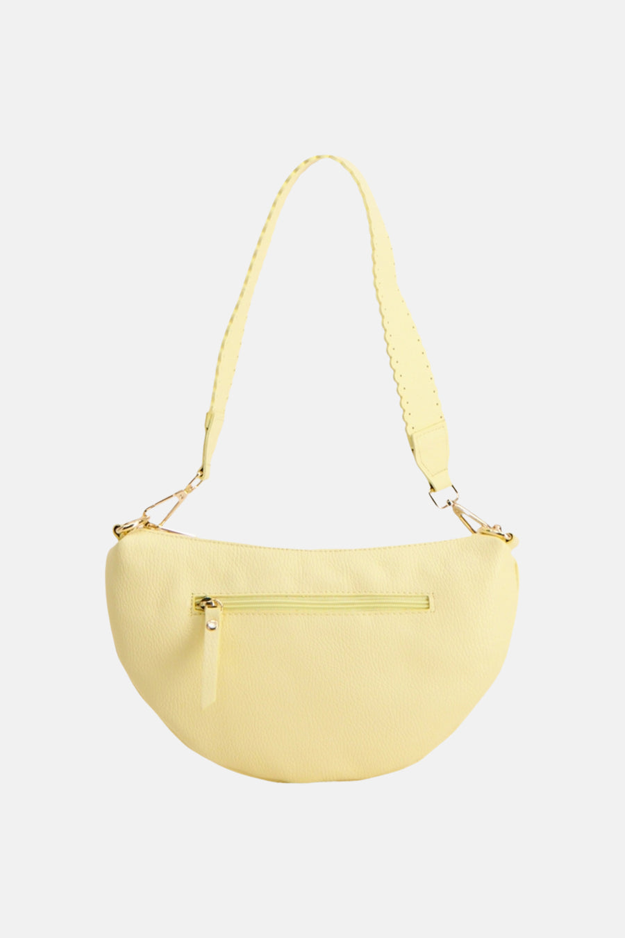 Gele crossbody tas voor dames van Access® met een getextureerd oppervlak, een achterzak met rits, gouden hardware en een geschulpte band met perforaties.