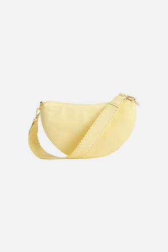 Sac bandoulière jaune Access® avec texture grainée, design en demi-lune et bandoulière perforée réglable.