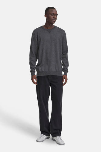 Sweat-shirt gris avec col rond de Blend, porté avec des jeans noirs et des baskets grises.