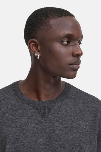 Sweat gris à col rond de BLEND, vu sur un modèle avec des boucles d'oreilles argentées.
