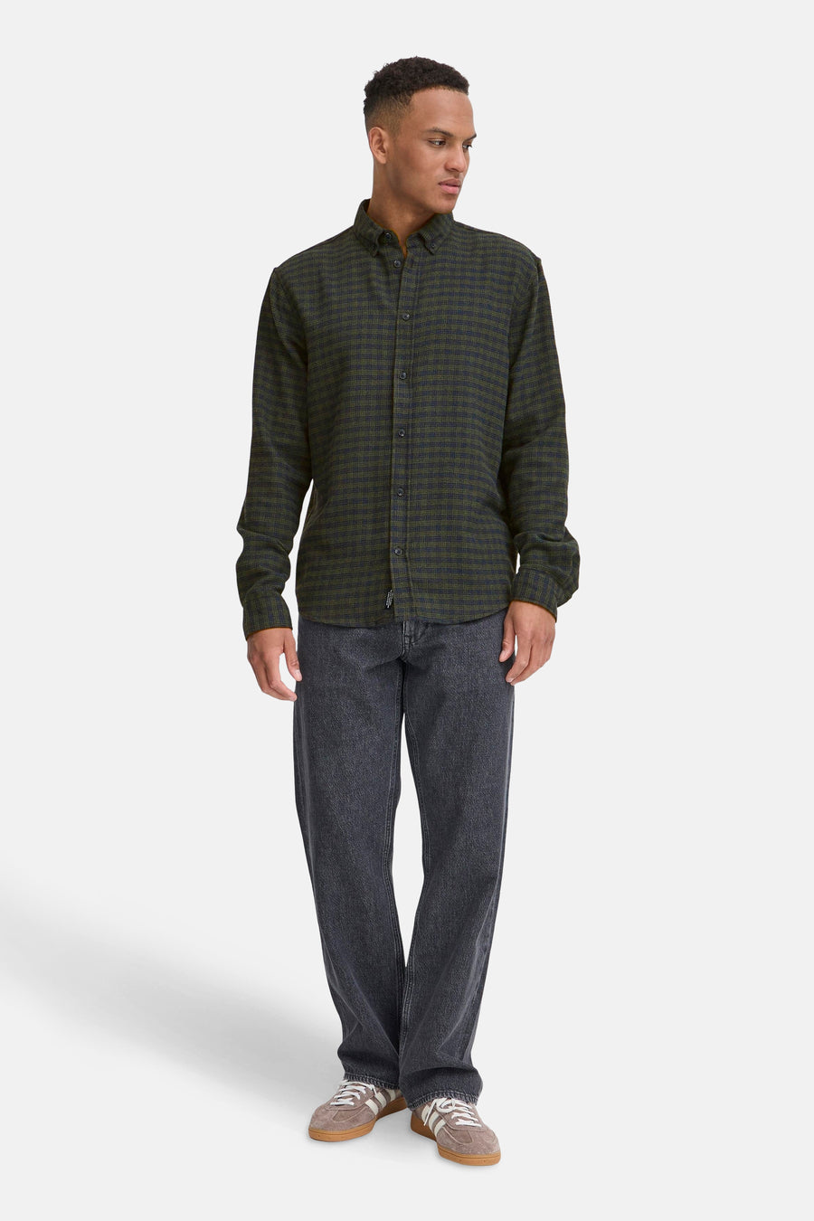 Bruin overhemd met lange mouwen van Blend, met een subtiel geruit patroon en gedragen met donkere jeans.
