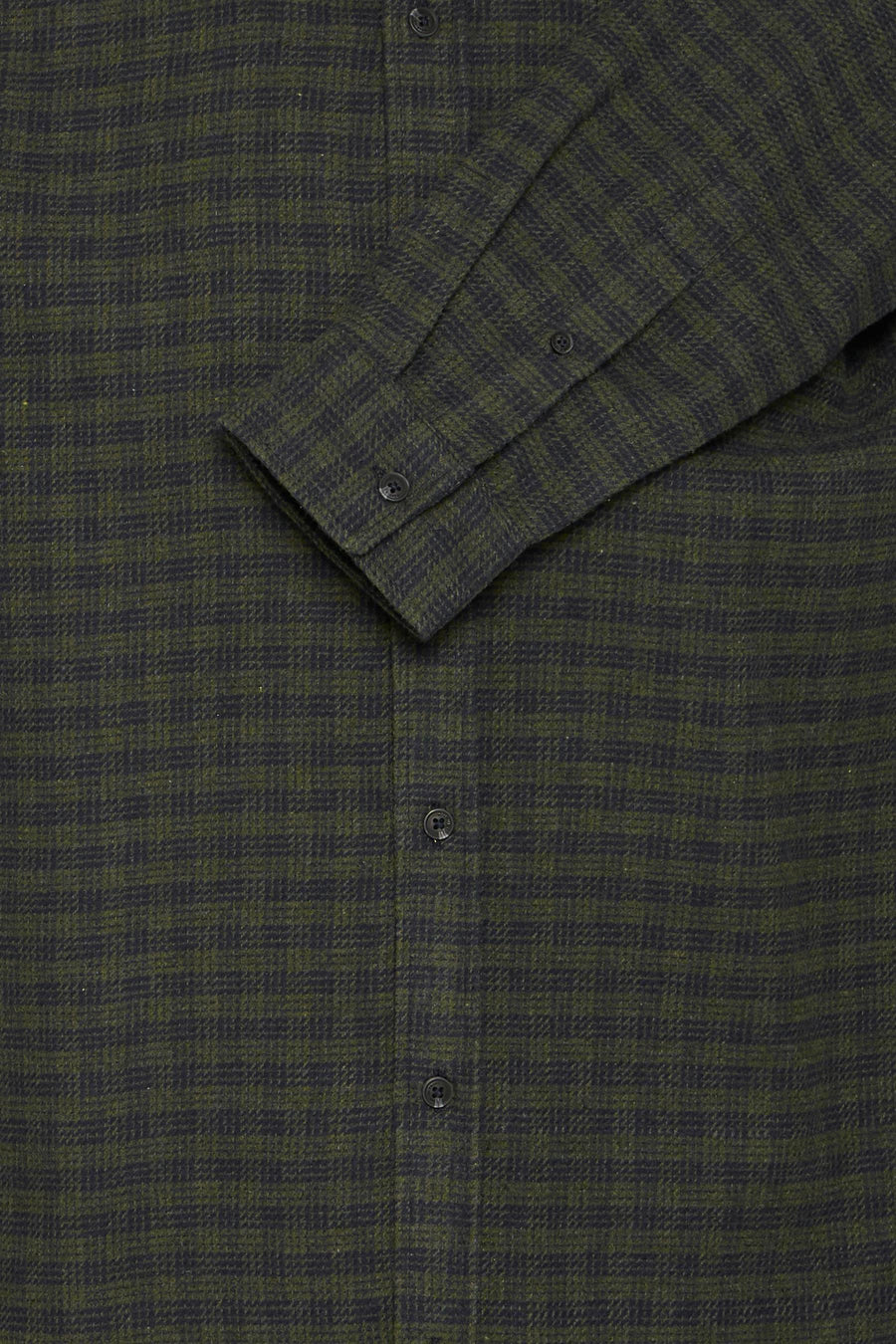 Bruin, geruit overhemd met lange mouwen van BLEND, close-up van de stof en knopen.
