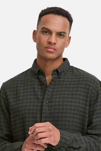 Bruin herenoverhemd met lange mouwen van BLEND, voorzien van een subtiel ruitpatroon en knoopsluiting.