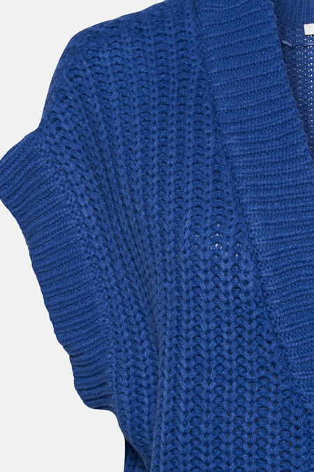 Veste bleue de B.YOUNG, avec une texture grossière trite et destestestes sur un fond blanc.