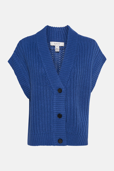 Veste bleue tricotée de B.YOUNG, avec des manches courtes et des boutons noirs.