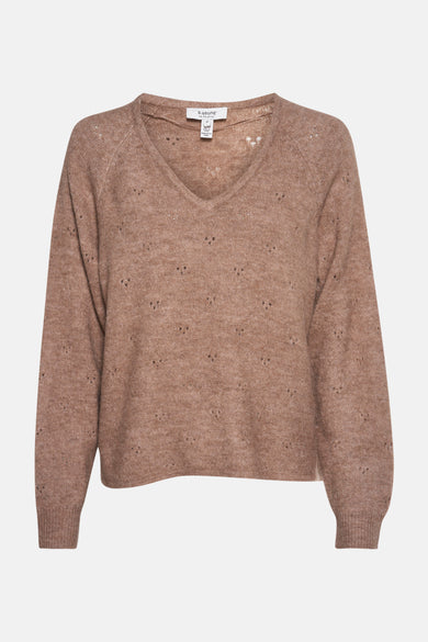 Gilet beige à col V de B.YOUNG, avec une texture fine trée et des détails ajour subtils.