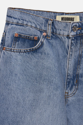 Jean en denim bleu clair large de WOODBIRD, avec des détails cuivre et des boutons, coupe courte.