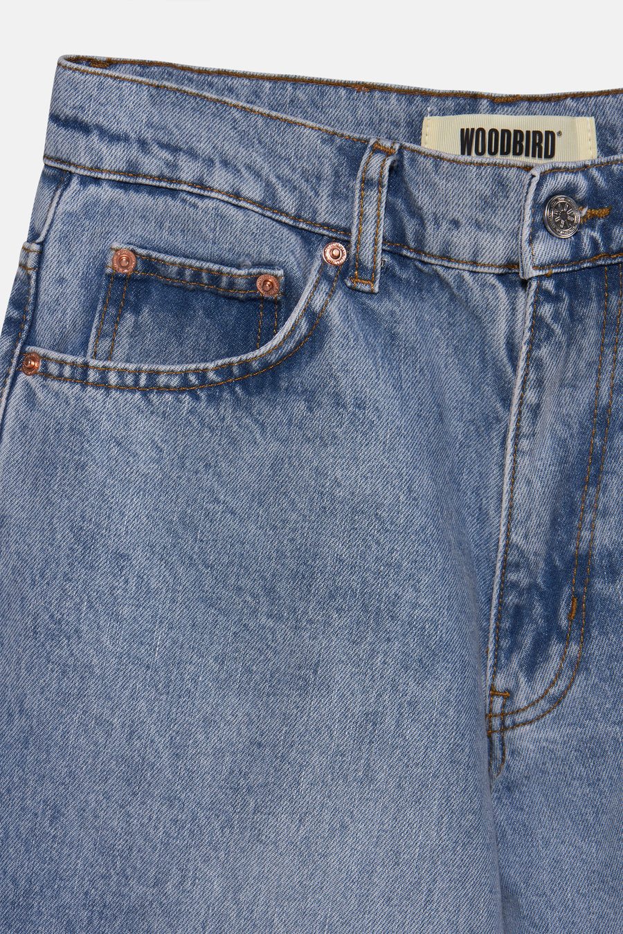 Jean en denim bleu clair large de WOODBIRD, avec des détails cuivre et des boutons, coupe courte.