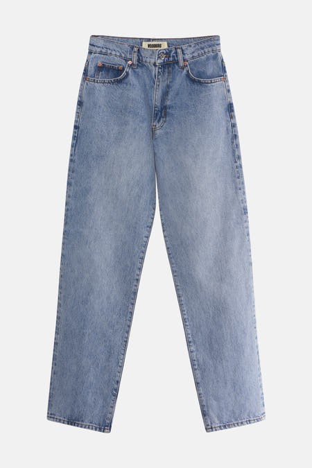 Jean wide bleu clair de WOODBIRD, avec des poches classiques et une texture denim stonewashed.