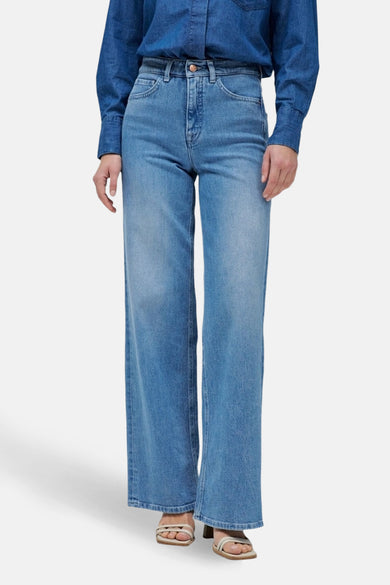 Jean large en denim bleu clair de Salsa Jeans, avec des jambes larges et une coupe avec un chemisier en denim.