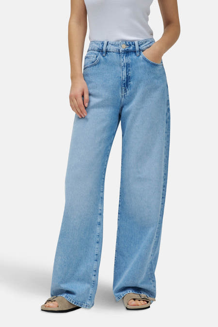 Jean décontracté de denim bleu clair de Salsa Jeans, avec une taille haute et porté avec des sandales.