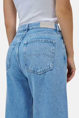 Jean décontracté en denim bleu clair de Salsa Jeans, avec des poches arrière et une étiquette en cuir sur la ceinture.