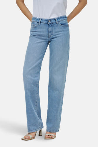 Jean bleu clair droit de Salsa Jeans, vu de derrière, avec un t-shirt blanc et des baskets.