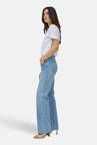 Jean en denim bleu clair droit de Salsa Jeans, porté avec un t-shirt blanc et des baskets.