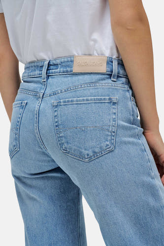 Jean droit bleu clair de Salsa Jeans, avec des poches arrière et une étiquette en cuir sur la ceinture.