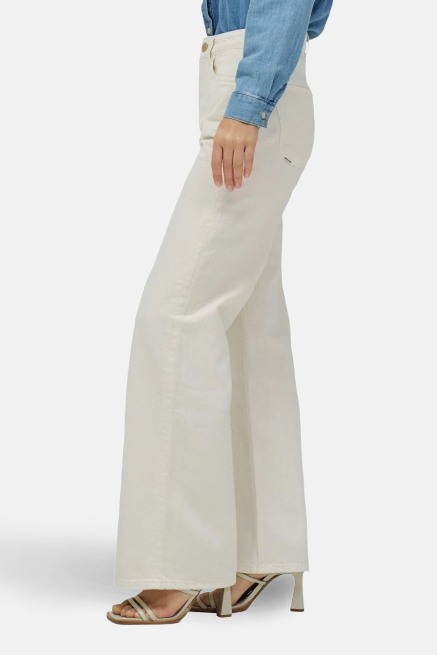 Denim blanc cassé large de Salsa Jeans, porté avec un t-shirt denim bleu et des baskets dorées.