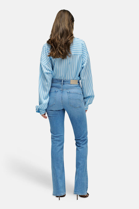 Jean bootcut bleu clair de Salsa Jeans, avec un tissu denim uni et une jambe légèrement évasée, vu de dos.