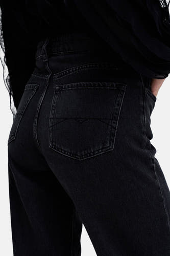 Jean wide large gris foncé de Salsa Jeans, avec poche arrière et ceinture, détail d'un haut noir.