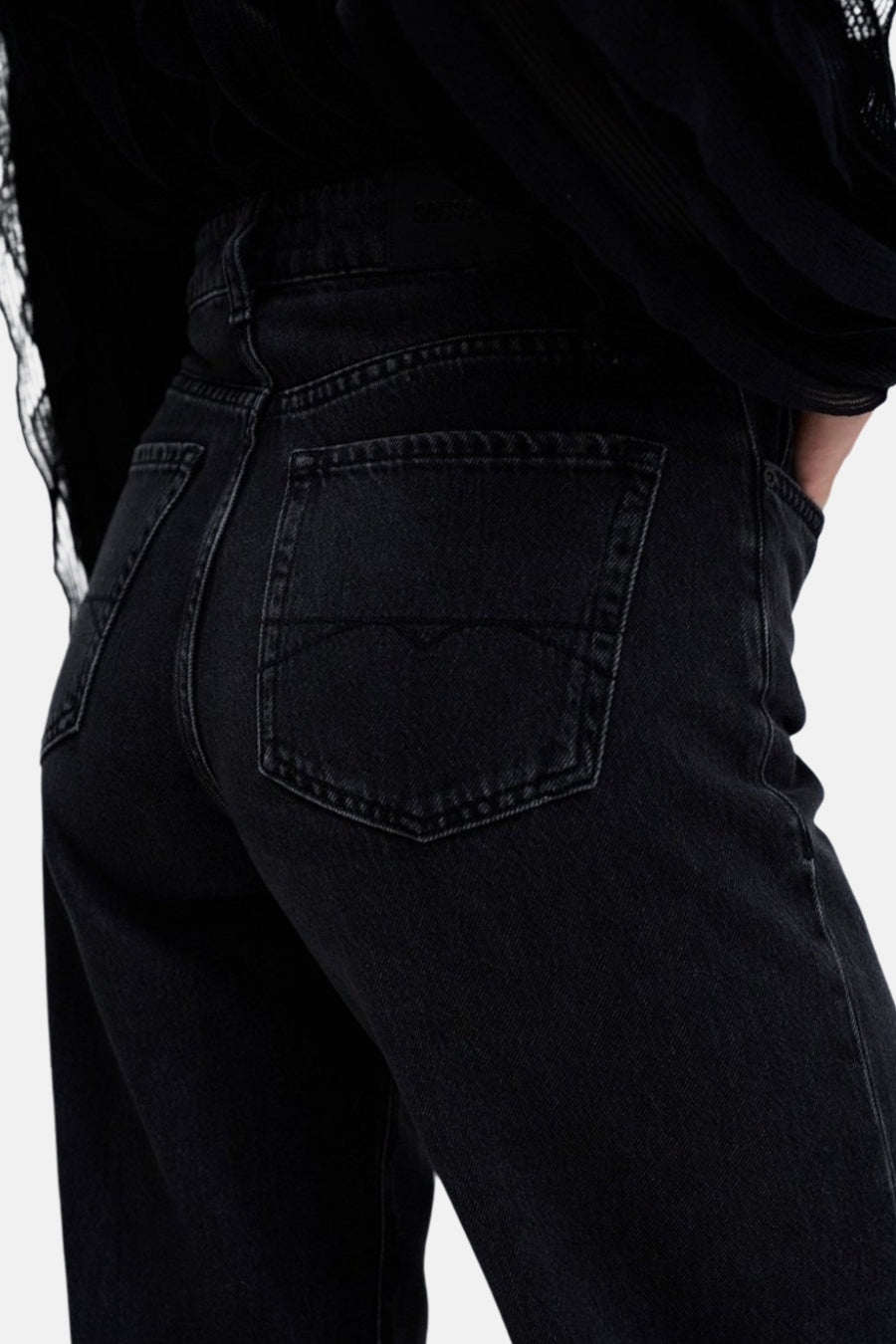 Jean wide large gris foncé de Salsa Jeans, avec poche arrière et ceinture, détail d'un haut noir.