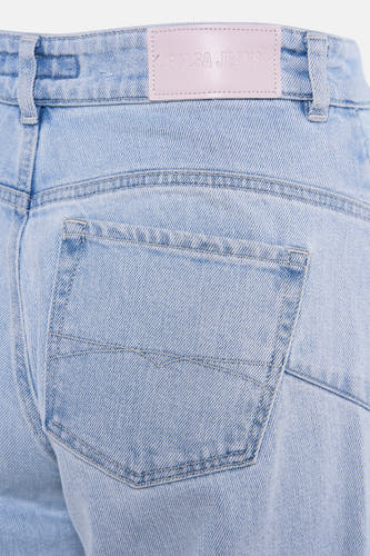 Jean large bleu clair de Salsa Jeans avec une poche arrière et une étiquette rose de la marque.