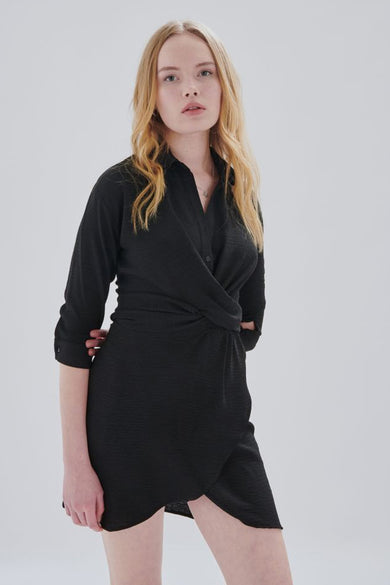 Robe courte noire avec des manches longues de 24 couleurs, modèle croisé avec une taille soulignée.
