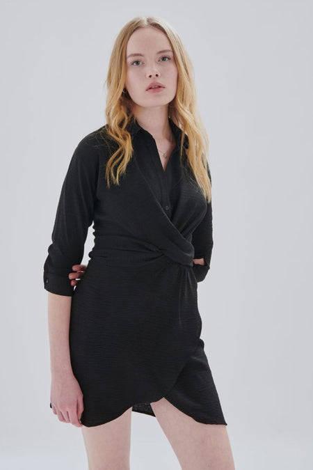 Robe courte noire avec des manches longues de 24 couleurs, modèle croisé avec une taille soulignée.