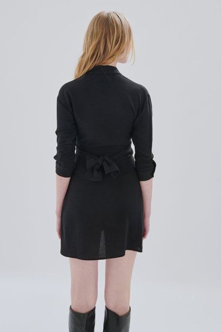Robe courte noire avec des manches longues de 24 couleurs, avec un nœud sur le dos et des bottes noires.