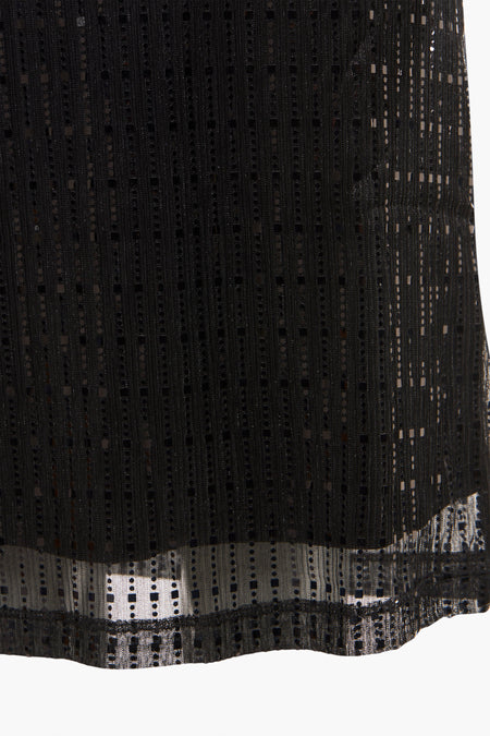 Robe noire courte de 24 couleurs, avec un motif transparent et dentelé.