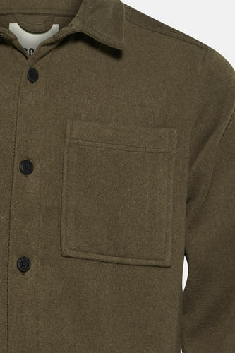 Manteau court de SOLID, avec fermeture à boutons et poche brodée sur la poitrine.
