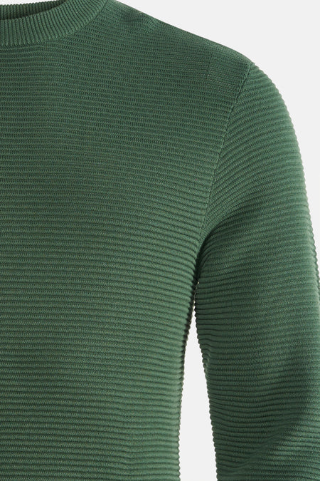 Groene ribgebreide trui.

