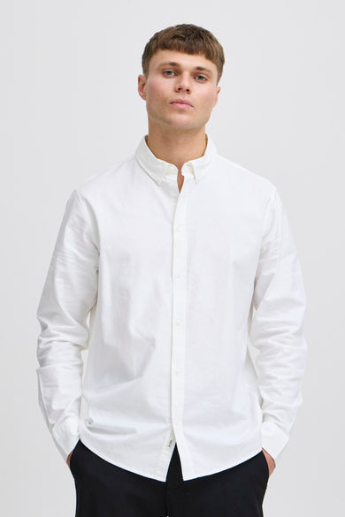 Chemise blanche à manches longues de SOLID, avec col boutonné et manches longues.