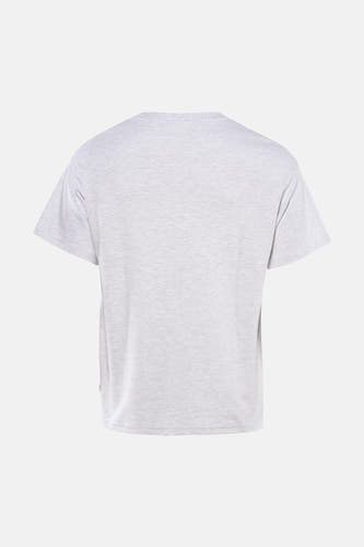 T-shirt gris à manches courtes de SOLID, vu de dos, combiné avec un jean bleu et des chaussures de couleur crème.