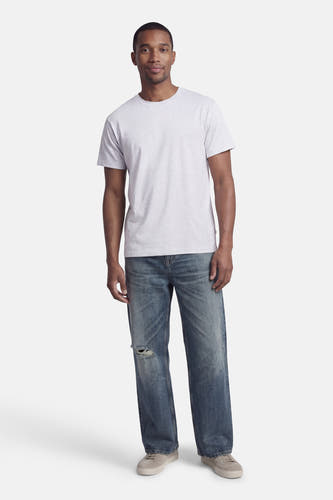 Grijs T-shirt met korte mouwen van SOLID, met rechte zoom, gedragen met blauwe jeans en grijze schoenen.
