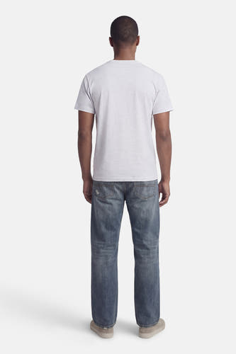 Grijs T-shirt met korte mouwen van SOLID, gezien vanaf de achterkant, gecombineerd met blauwe jeans en crèmekleurige schoenen.
