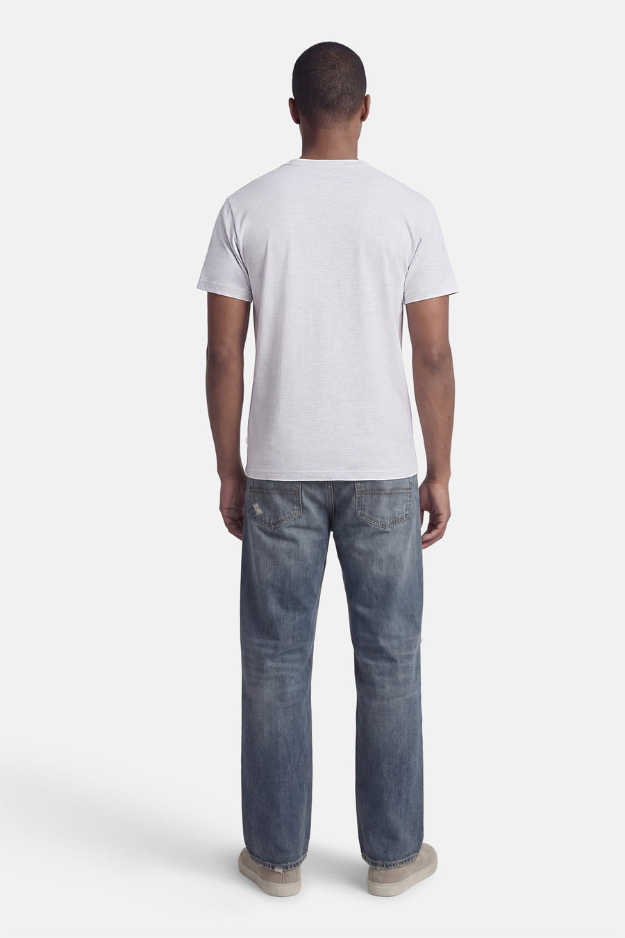 Grijs T-shirt met korte mouwen van SOLID, gezien vanaf de achterkant, gecombineerd met blauwe jeans en crèmekleurige schoenen.