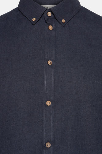 Chemise bleue à manches longues de SOLID, avec des boutons en bois et une poche po.
